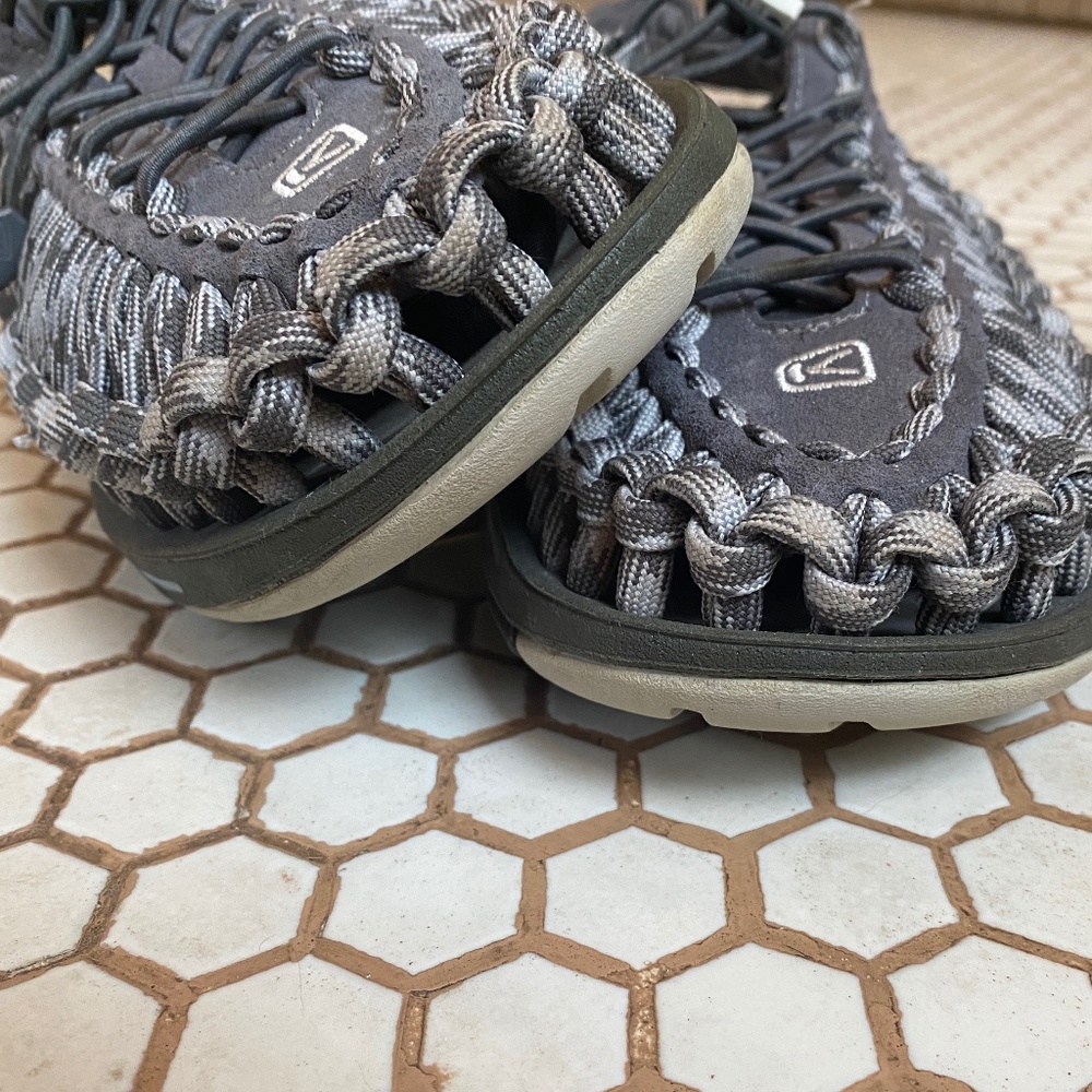 KEEN UNEEK SPORTS/WATER WOVEN CORD SANDAL/SHOES  MEN'S US 11.5 -GRAY & BLACK